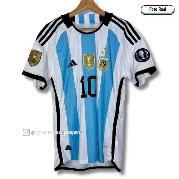 ARGENTINA 2022/23 – 3 TÍTULOS – #10 MESSI (FIRMADO) – VERSIÓN JUGADOR